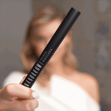 Žena s modrýma očima v bílé šaty nanáší Řasenku na obočí