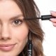 Detailní záběr obličeje modelky aplikující kondicionér na řasy