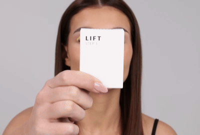 Modelka aplikuje Krok 1 - Lift na řasy