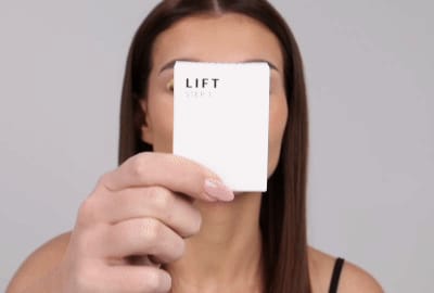 Modelka aplikuje Krok 1 - Lift na řasy