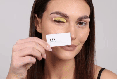 Modelka aplikuje Krok 2 - Fix na řasy