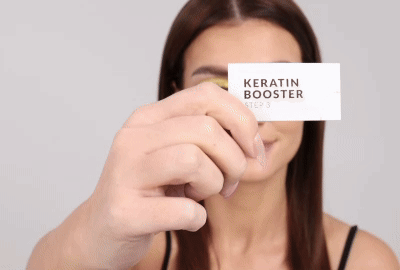 Modelka aplikuje Krok 3 - Keratin Booster na řasy