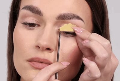 Modelka opatrně odstraňuje tyčinky z víček a řas