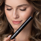 Žena se zavřenýma očima držící řasenku Nanolash Length & Curl Mascara